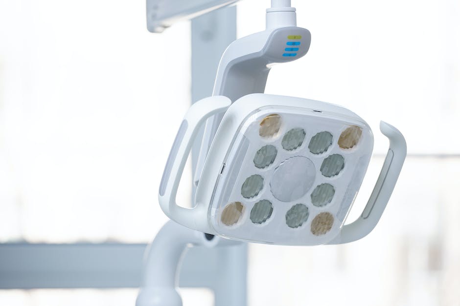 An illustration of a dental AI system assisting a dentist in diagnosing oral conditions.