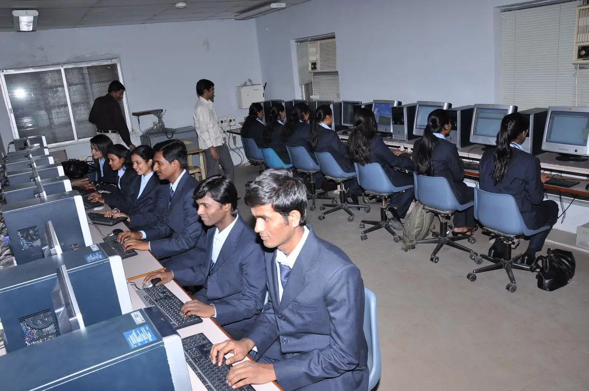 Students working in a state-of-the-art computer lab at Carnegie Mellon University